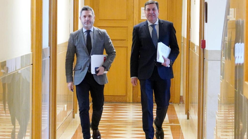El portavoz de la Junta, Carlos Fernández Carriedo, junto al director de comunicación, Julio López