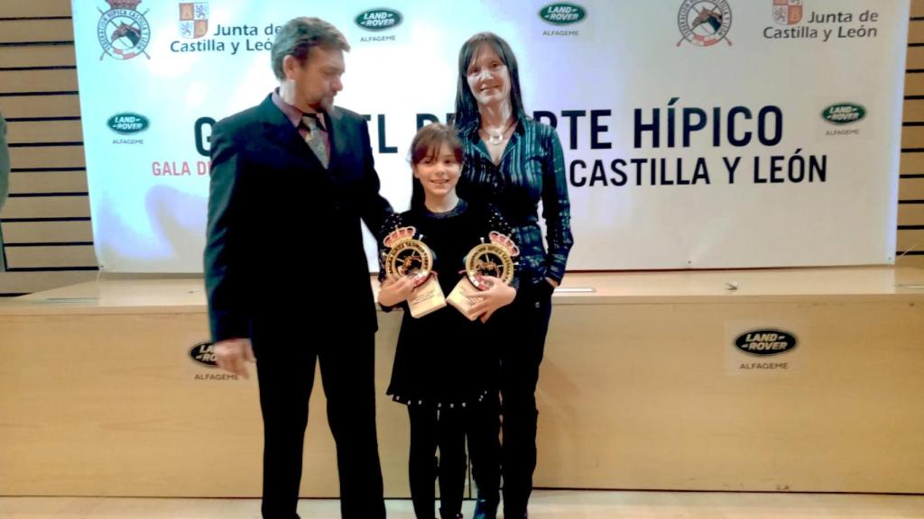Ximena, con sus galardones, y junto a sus padres