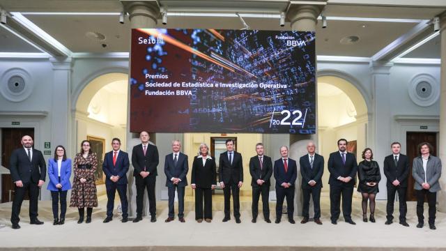 El director de la Fundación BBVA, Rafael Pardo, y la presidenta de la SEIO, Begoña Vitoriano, junto con los premiados