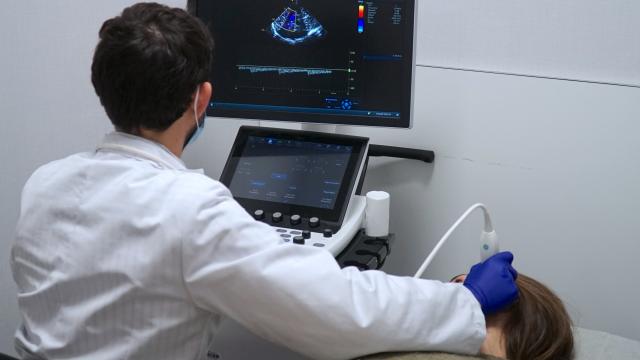 Realización de una Eco Doppler que permite determinar el flujo arterial cerebral.