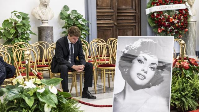 Javier Rigau en la capilla ardiente de Gina Lollobrigida.