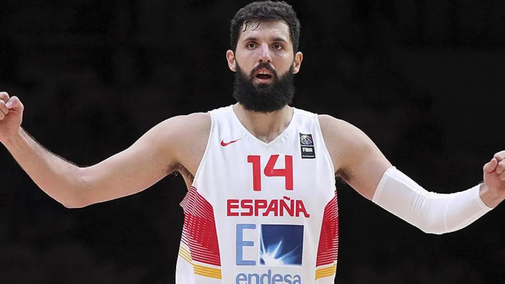 Nikola Mirotic durante un partido con España