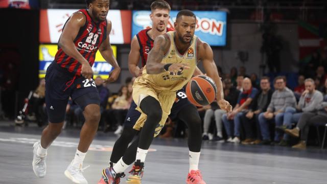 Cory Higgins sube el balón en un ataque del FC Barcelona