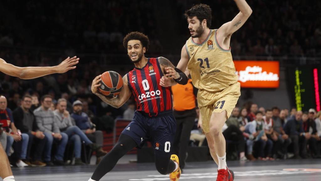 Alex Abrines defiende una acción a Markus Howard