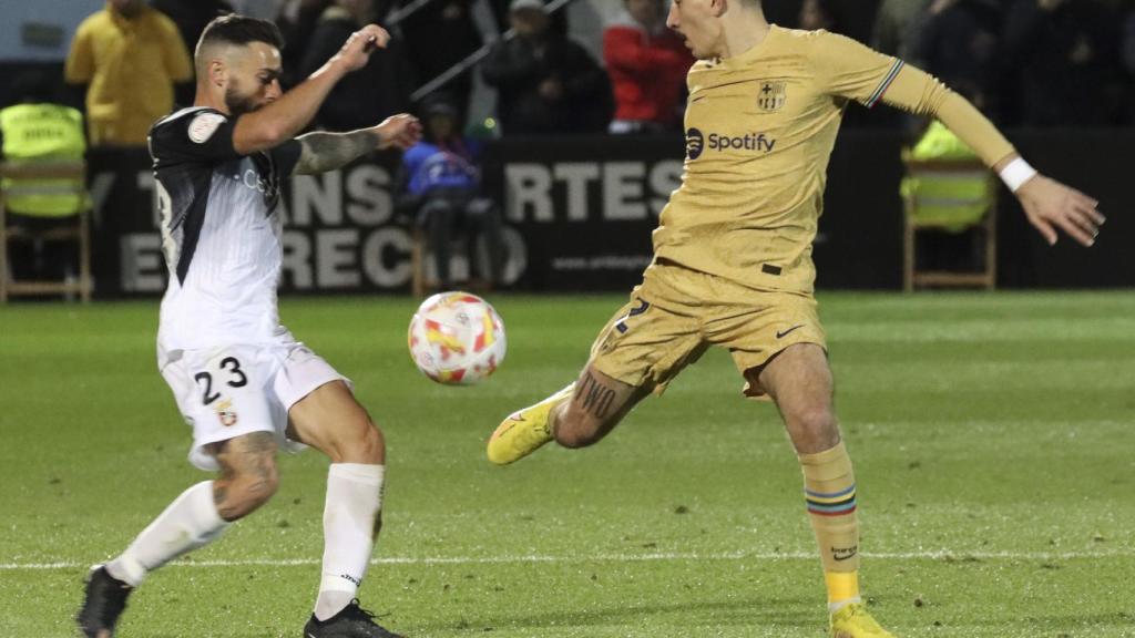 Héctor Bellerín intenta llevarse un balón ante la defensa del Ceuta