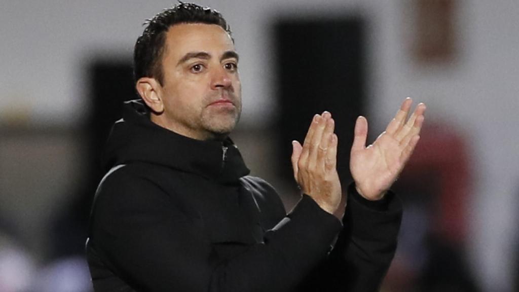 Xavi Hernández, aplaudiendo la victoria de sus jugadores