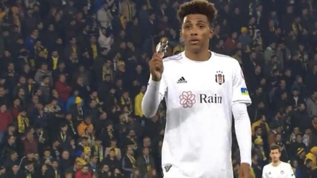 El futbolista Gedson Fernandes recoge un puño americano del césped