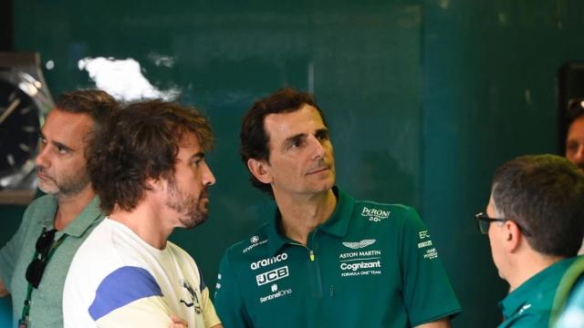 Fernando Alonso junto a Pedro Martínez de la Rosa en Abu Dhabi