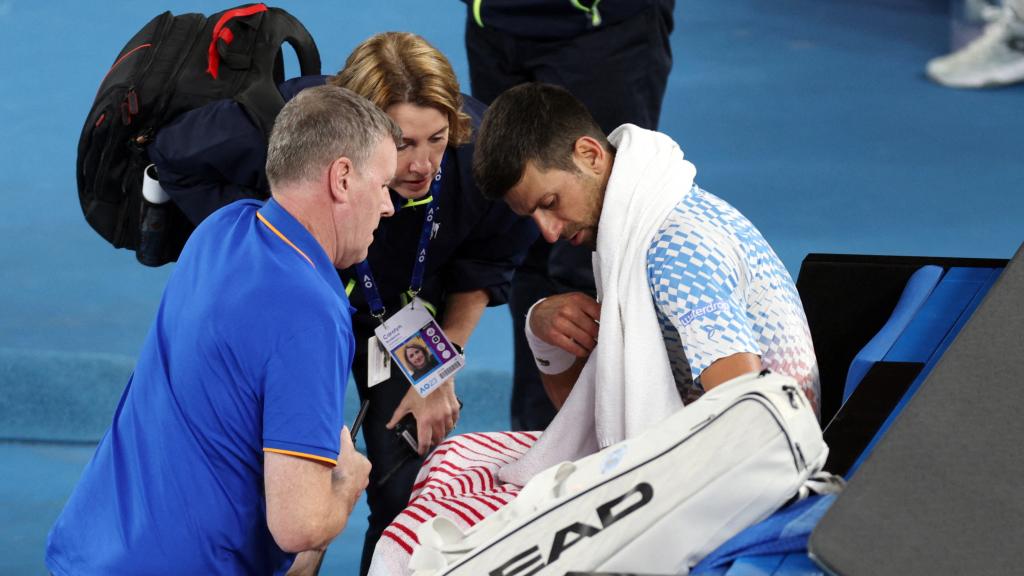 Novak Djokovic siendo atendido por los médicos en el Abierto de Australia