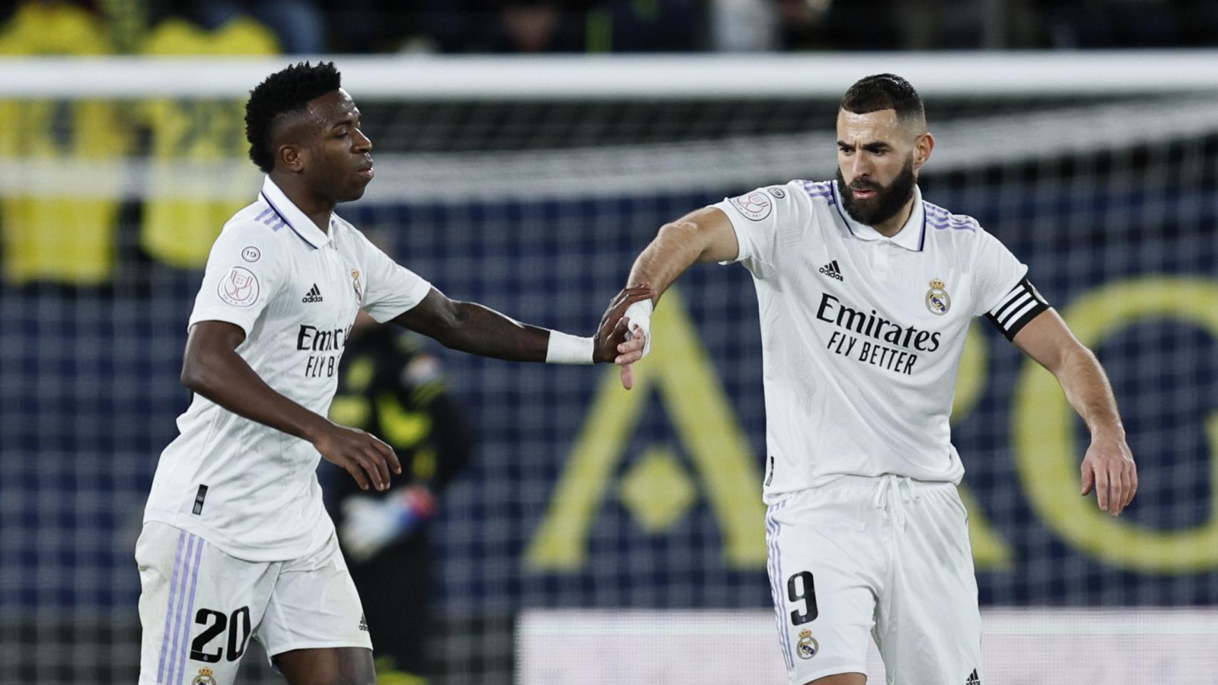 Vinicius celebra con Benzema el gol ante el Villarreal.