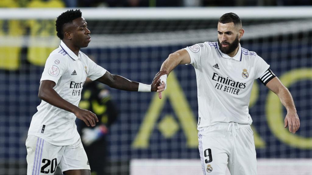 Vinicius celebra con Benzema el gol ante el Villarreal.