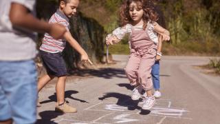 Foto de archivo de niños jugando en la calle. iStock