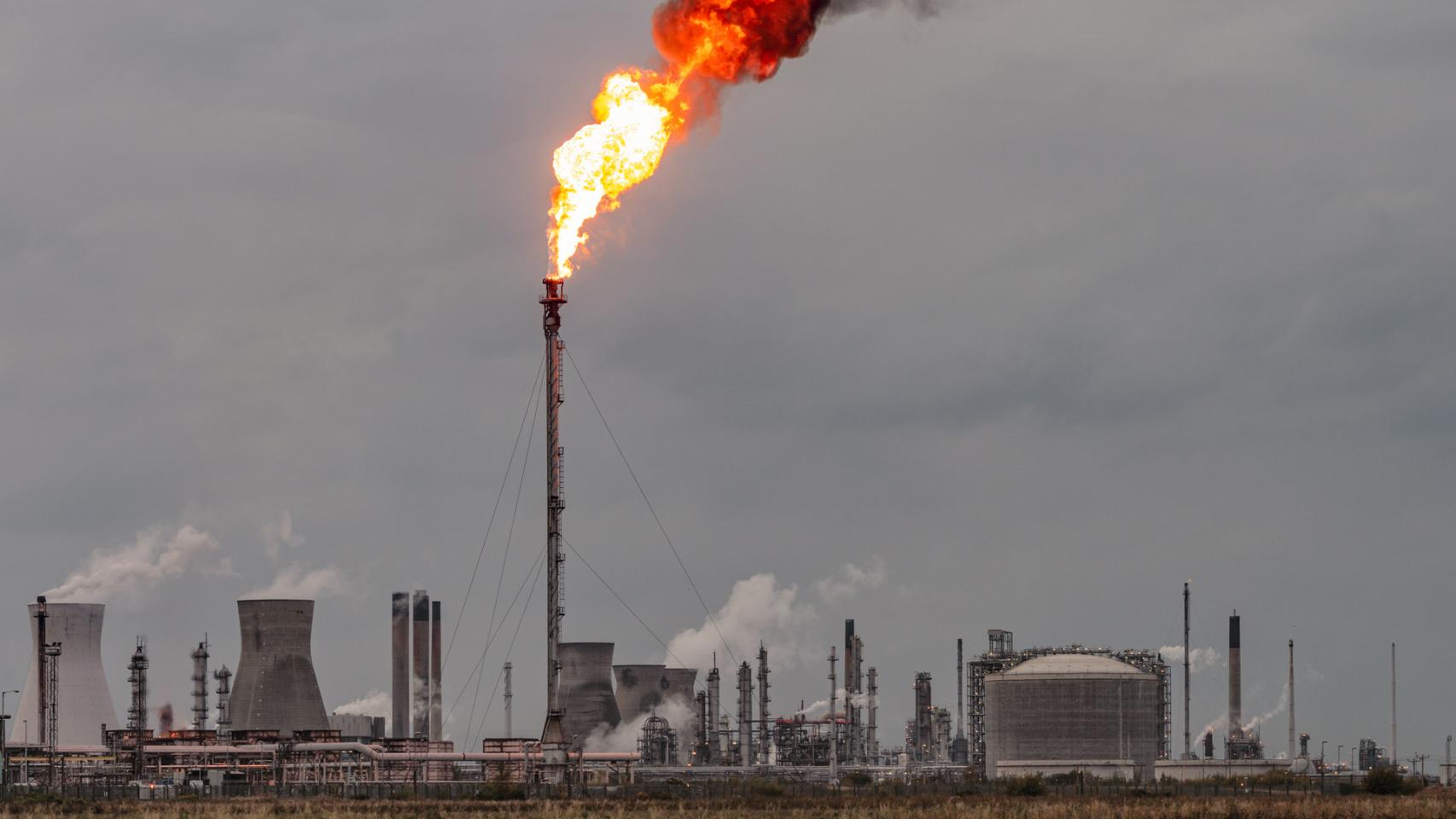 Imagen de archivo de una refinería de petróleo.