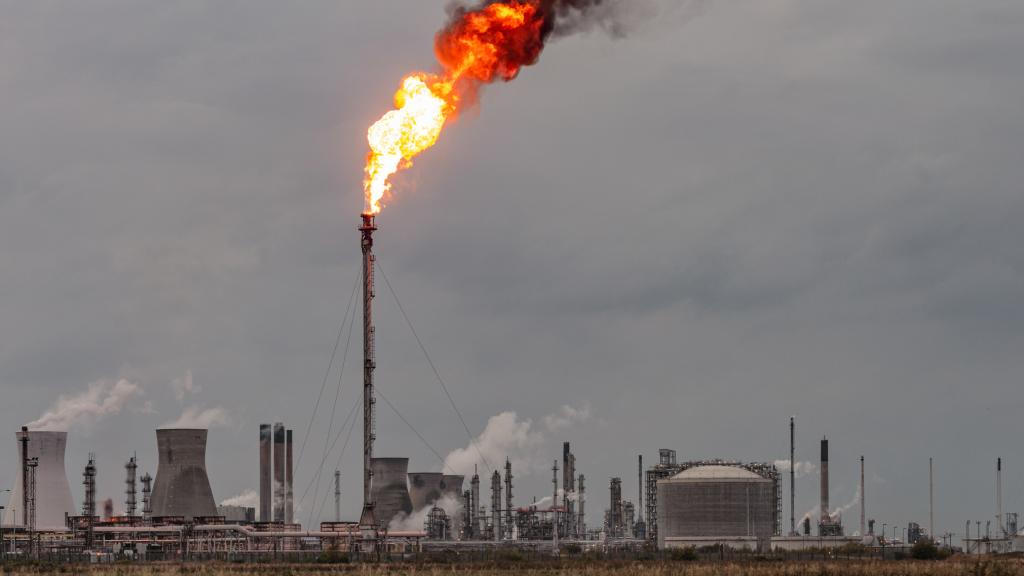 Imagen de archivo de una refinería de petróleo.