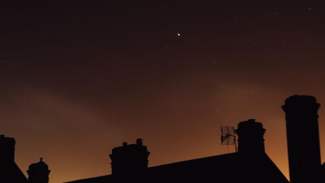 El 'resplandor' del cielo nocturno.