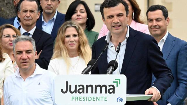 El presidente de la Junta, Juanma Moreno, justo detrás de Bruno García.