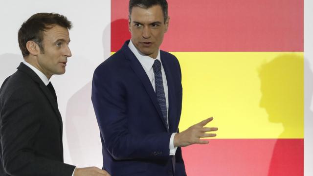 El presidente del Gobierno, Pedro Sánchez (c), y el presidente francés, Emmanuel Macron, este jueves en Barcelona.