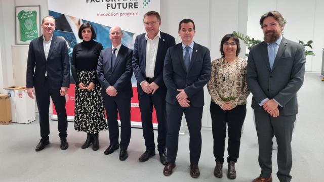 El consejero Irujo y su homólogo en la región de Noord Brabant, el vicegobernador y consejero de Economía, Conocimiento y Desarrollo del Talento, Martijn van Gruijthuijsen, en compañía del resto de la delegación navarra, durante la visita.