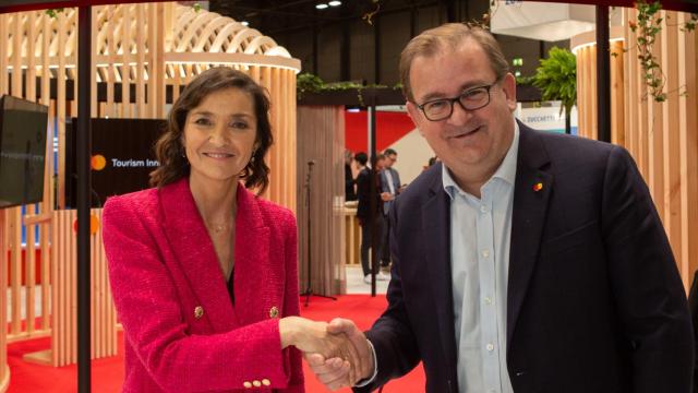 Reyes Maroto, ministra de Industria, Comercio y Turismo, junto a Mark Barnett, presidente de Mastercard Europa.