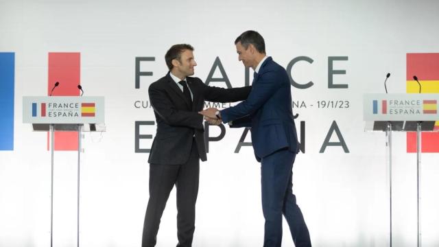 El presidente español, Pedro Sánchez, y su homólogo francés, Emmanuel Macron, en la 27º Cumbre hispanofrancesa celebrada en Barcelona.