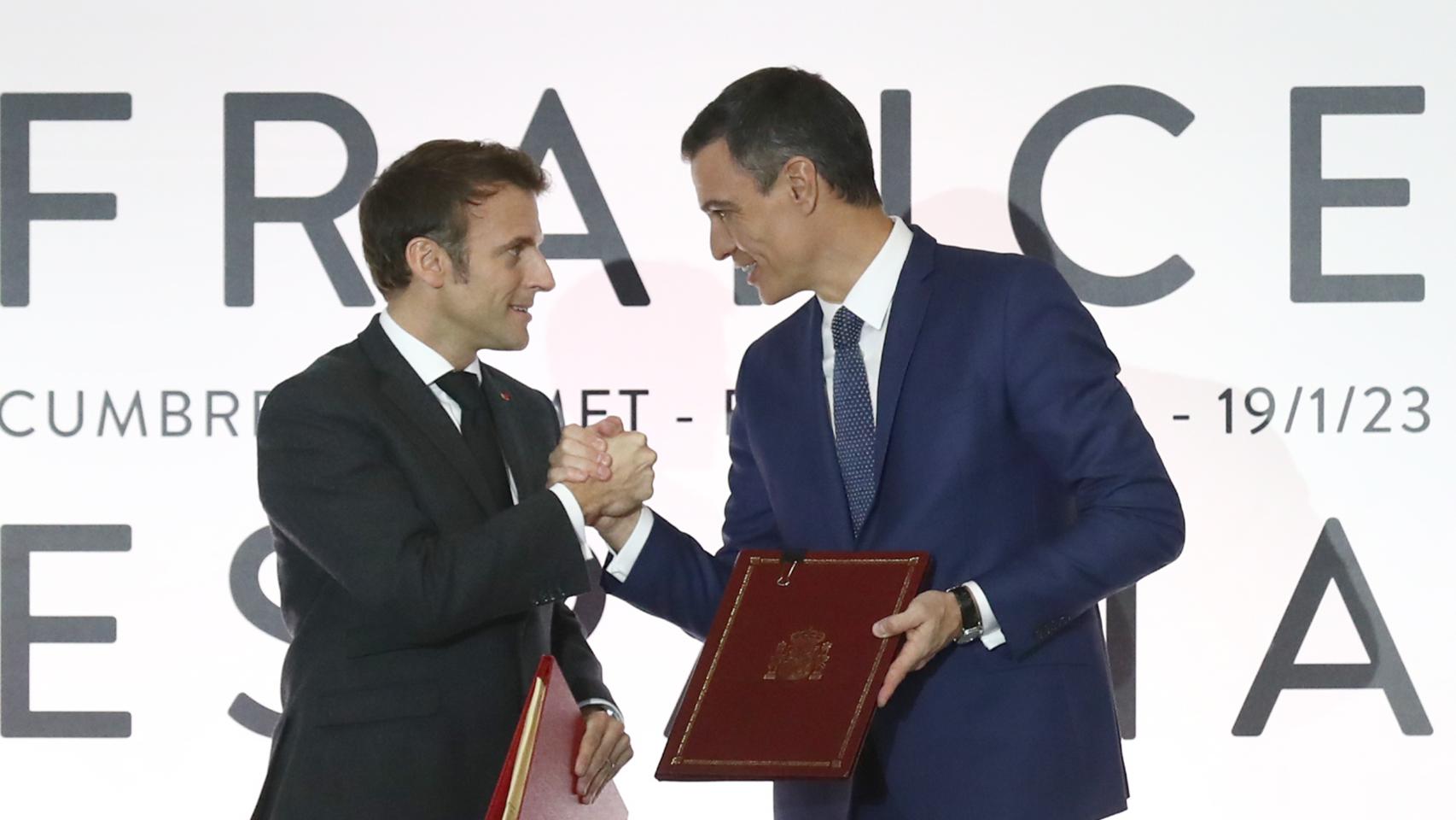 El presidente español, Pedro Sánchez, y el francés, Emmanuel Macron, en la 27º Cumbre hispanofrancesa de Barcelona, en enero de 2023.