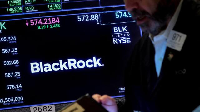 Un operador bursátil con la cotización de BlackRock en la pantalla.