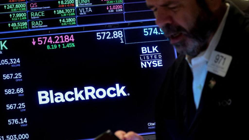 Un operador bursátil con la cotización de BlackRock en la pantalla.