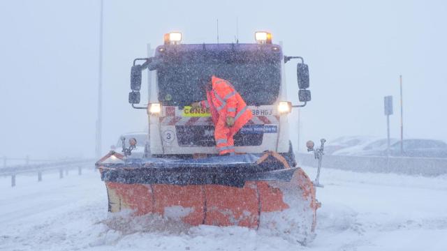 Una máquina quitanieves circula este martes por el Puerto de Navacerrada.