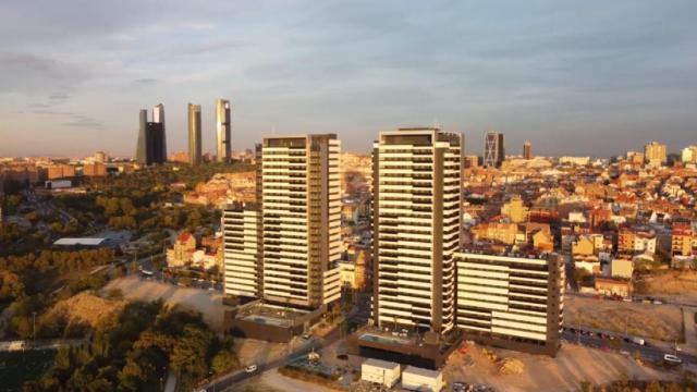 Vista de Skyline, las dos torres de lujo situadas en Valdeacederas, Tetuán (Madrid).
