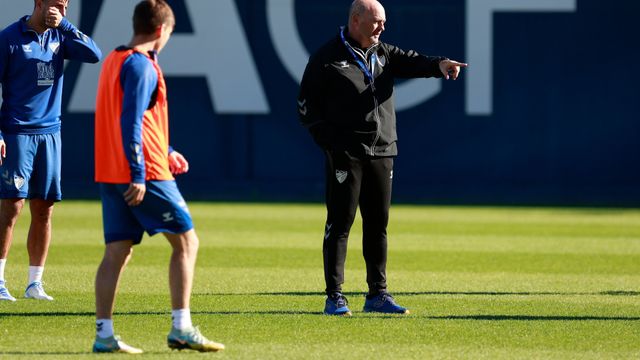 Pepe Mel dirige un entrenamiento del Málaga CF