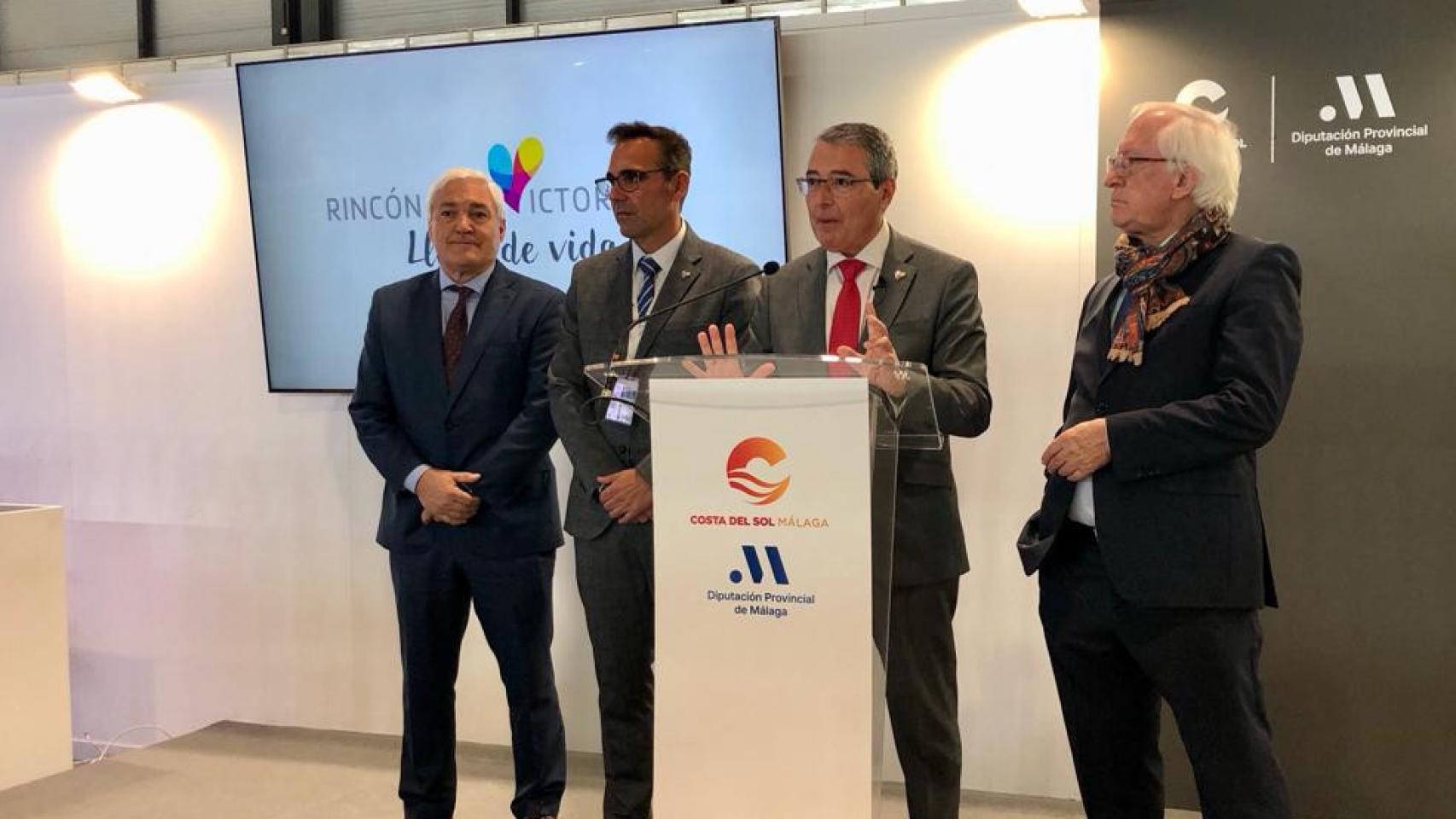 Francisco Salado junto a otros representantes y empresarios de Rincón de la Victoria.
