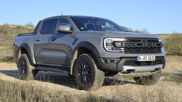 El Ford Ranger Raptor estrena una parrilla mucho más moderna y colosal.