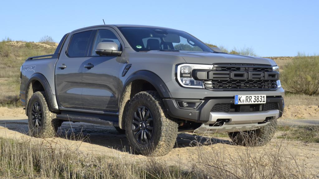 El Ford Ranger Raptor estrena una parrilla mucho más moderna y colosal.
