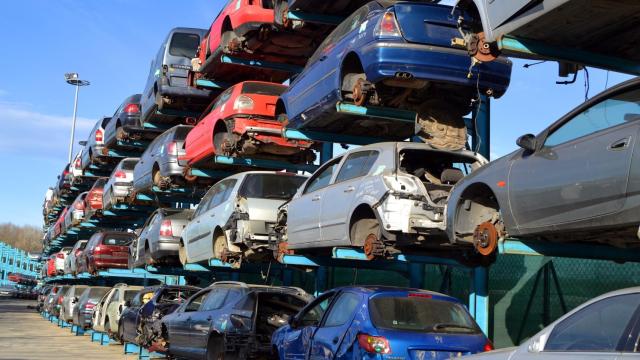 Coches en un desguace en España.