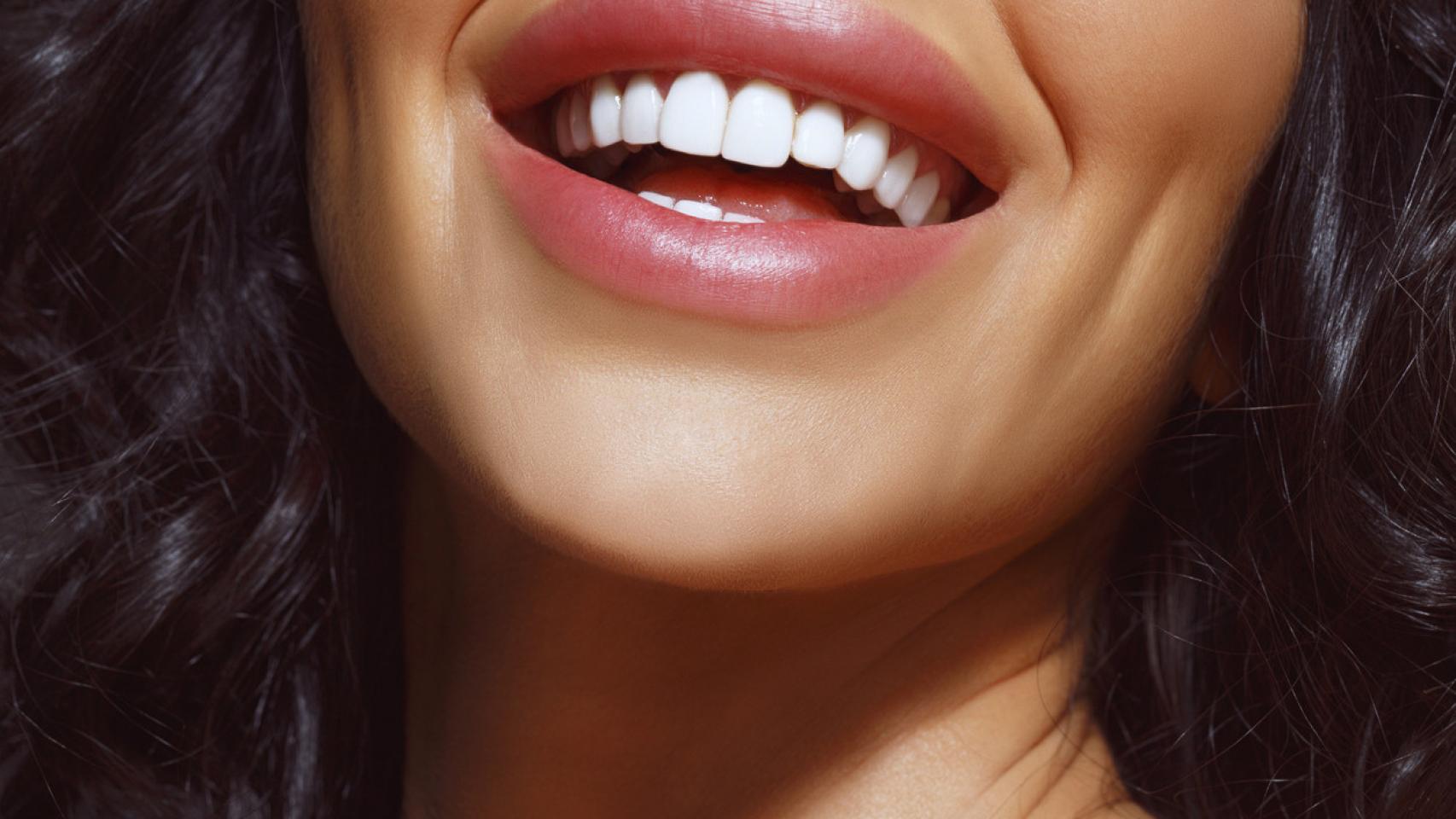 Una mujer, sonriendo.