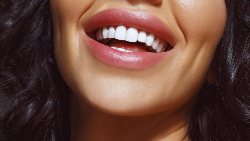 Una mujer, sonriendo.