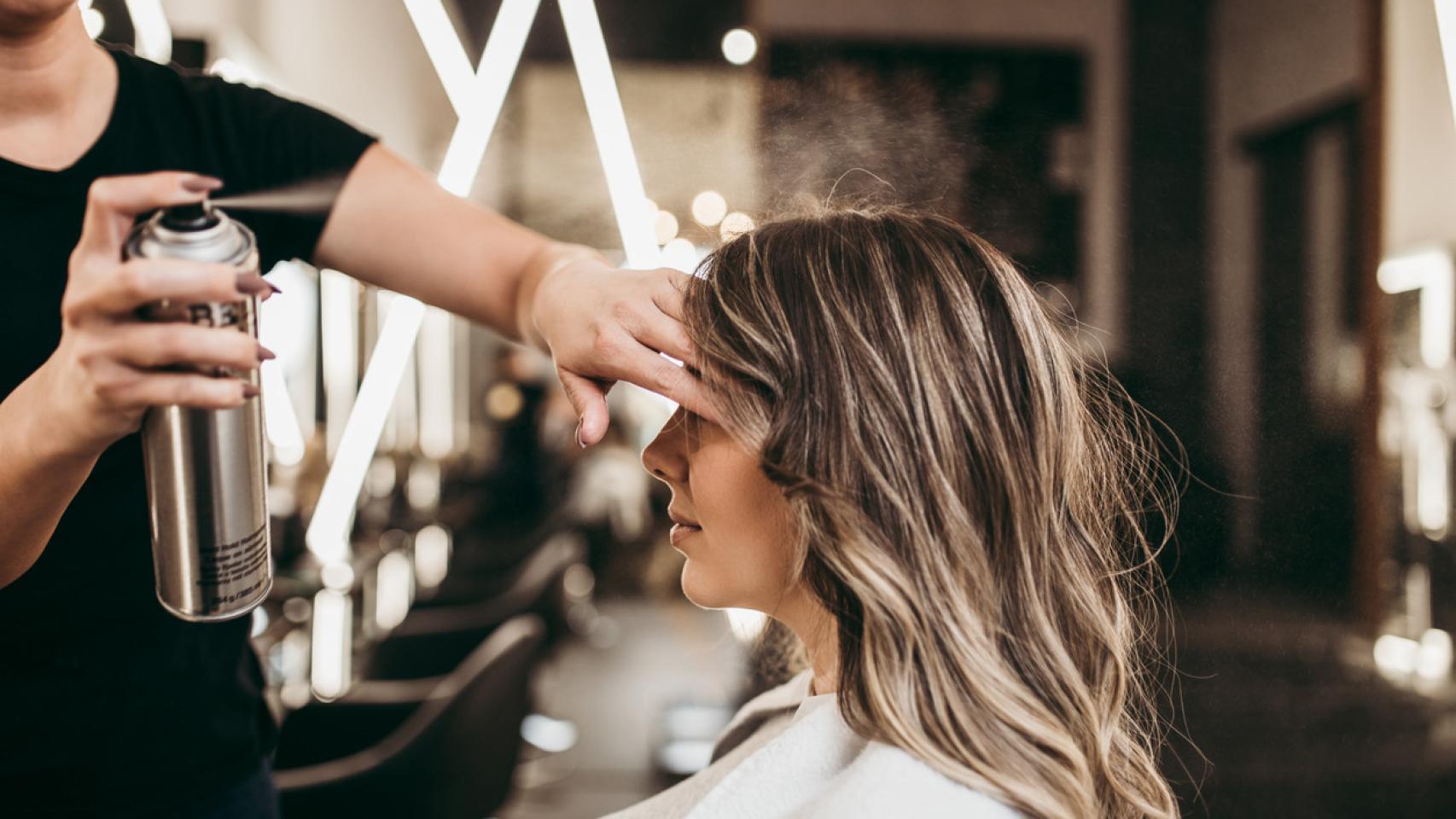 Una mujer, en una peluquería.