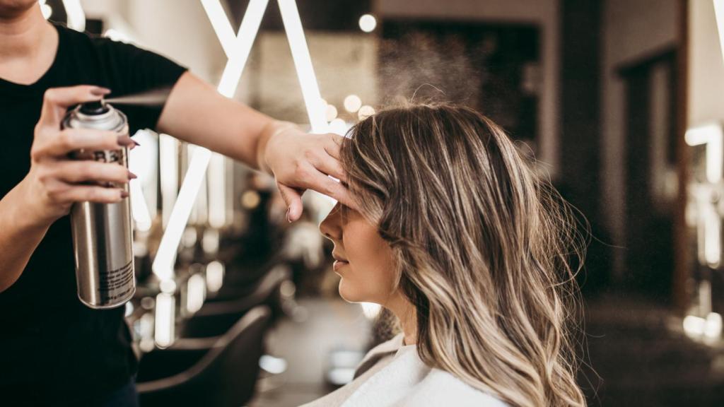 Una mujer, en una peluquería.
