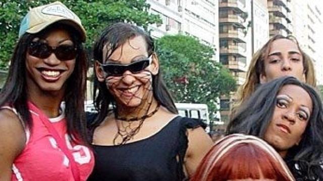 El congresista republicano George Santos supuestamente vestido de negro en 2005 durante un desfile drag queen.