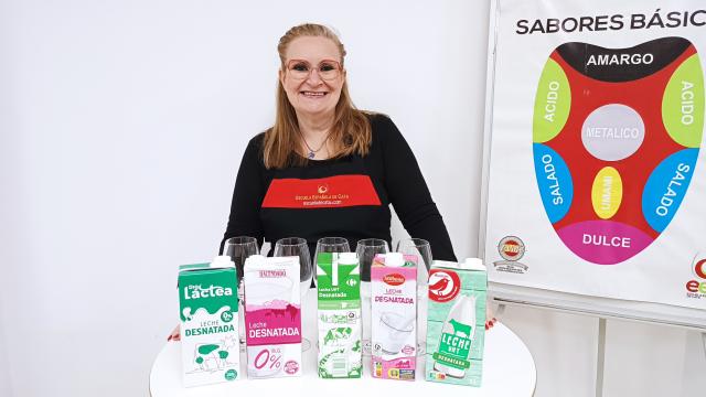 Los cinco bricks de leche desnatada analizados por Carmen Garrobo, directora de la Escuela Española de Cata.