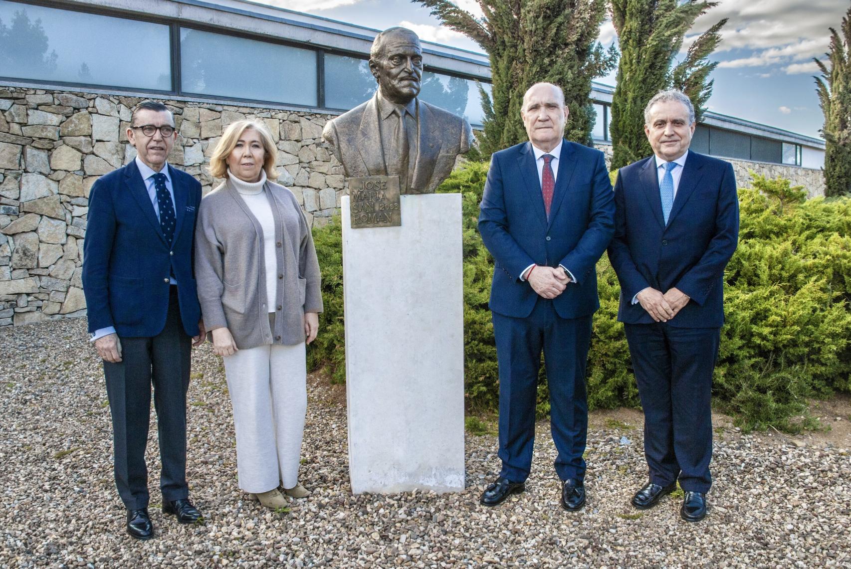 Los hermanos San Román Águila junto al busto de su padre, José María San Román Gómez-Menor, instalado en la entrada al tanatorio de Toledo.