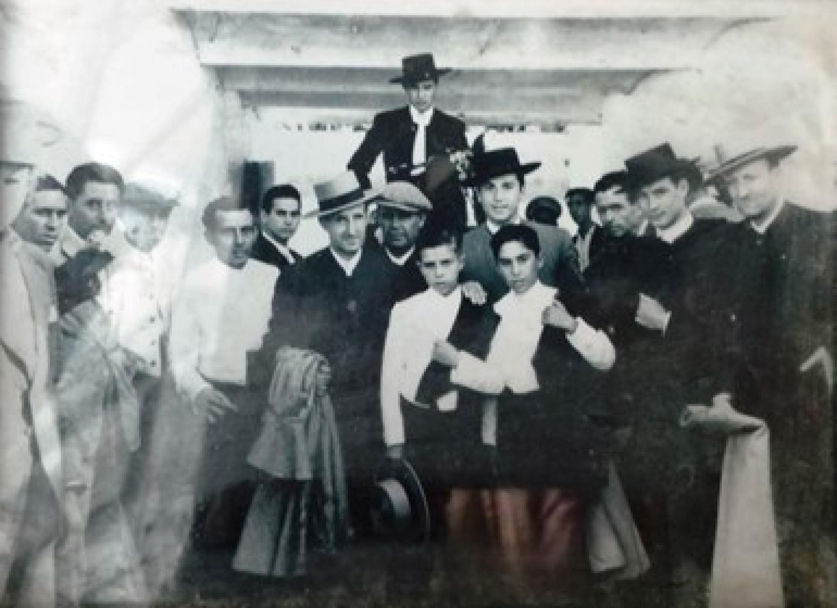 Festival taurino en la zona de Benacazón, con el diestro sevillano y luego banderillero “El Vito” (detrás de los niños Jenaro Bernal y Chamaco) A la derecha de los niños el banderillero Susoni y a su derecha el banderillero “Panaerillo”. El jinete es Florencio Bernal