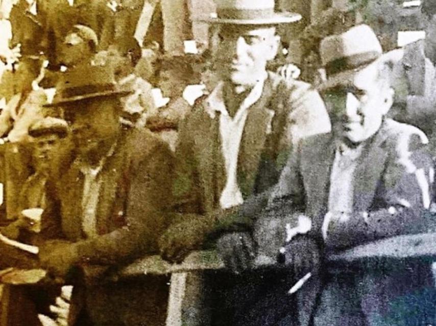 Tres de “Los Leopardos”: Juaniquito, Juan de la Trapera y Manuel Moreda en la plaza de toros del cortijo, donde se celebraban “Las Corridas de Las Nieves” y en las que toreaba Arruza y otras figuras del momento.
