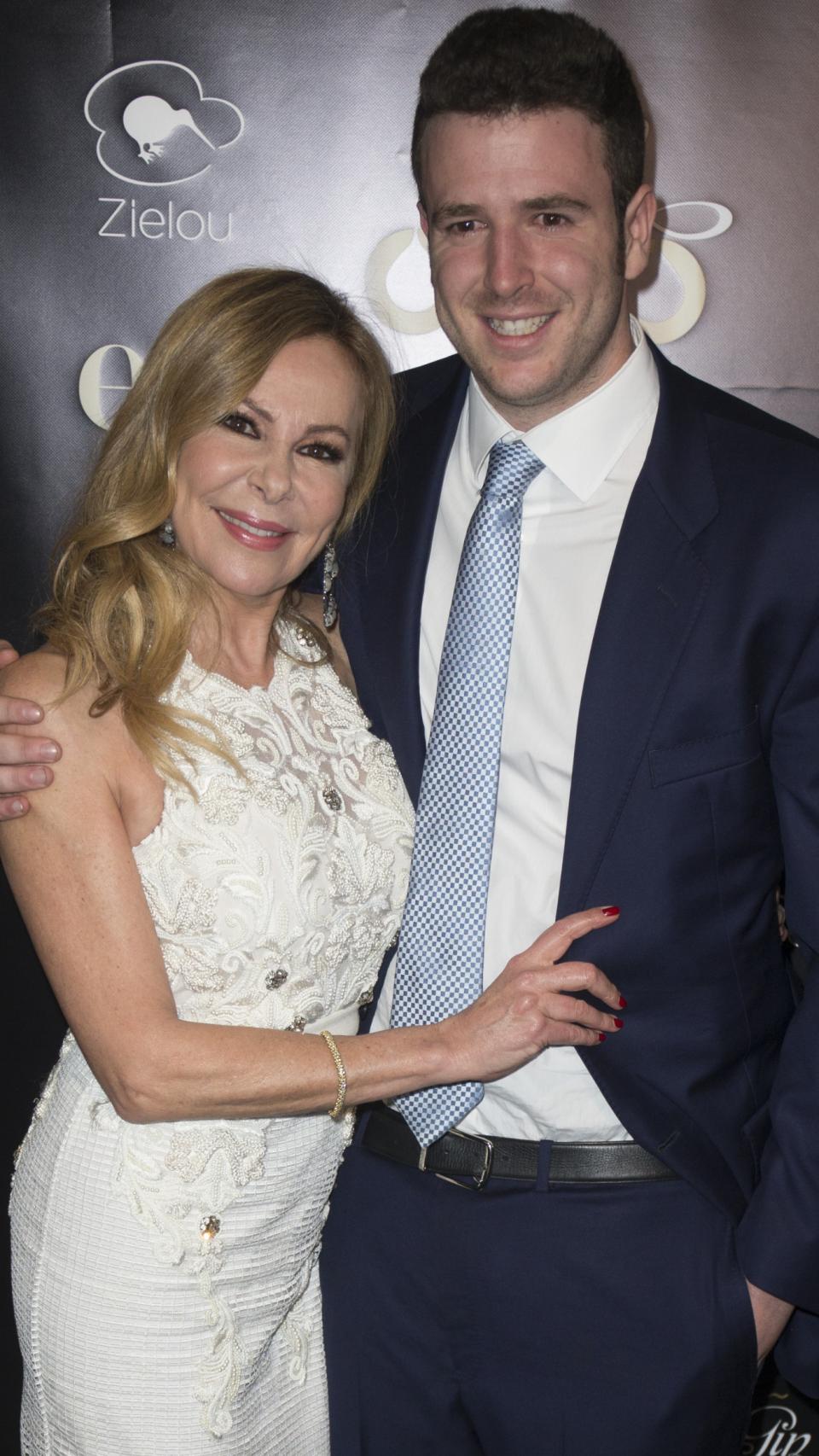 Ana García Obregón junto a su hijo, Álex Lequio, en un evento público en 2017.