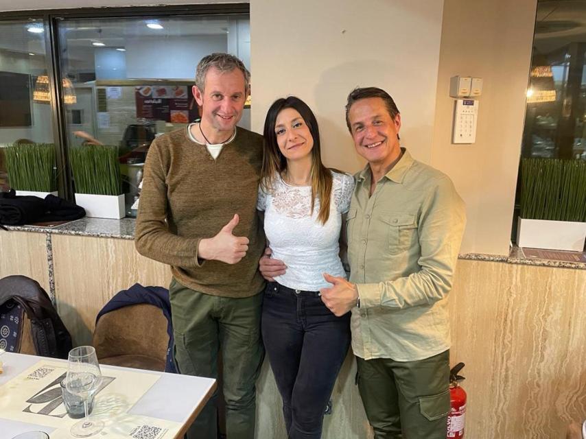 Julio, Lara y Félix en un restaurante