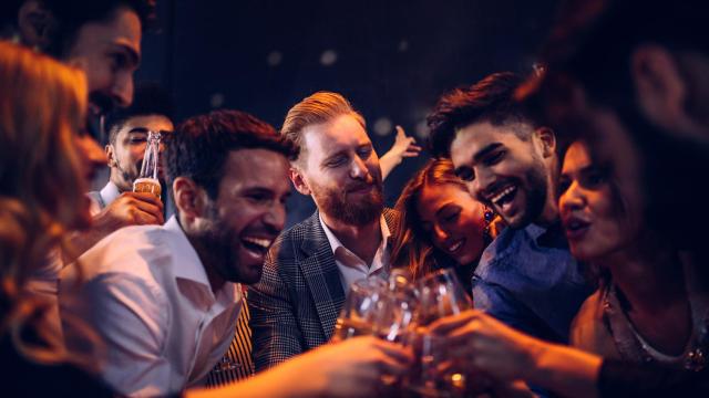 Varias personas bailando en una discoteca.