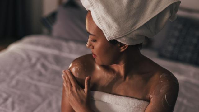 Una mujer, aplicando crema.