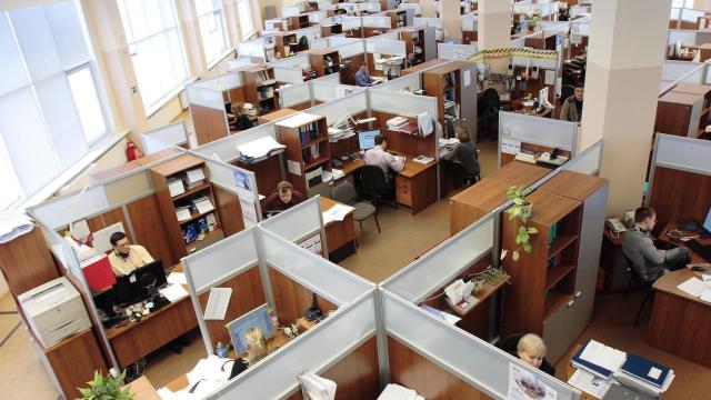 Empleados en una oficina.