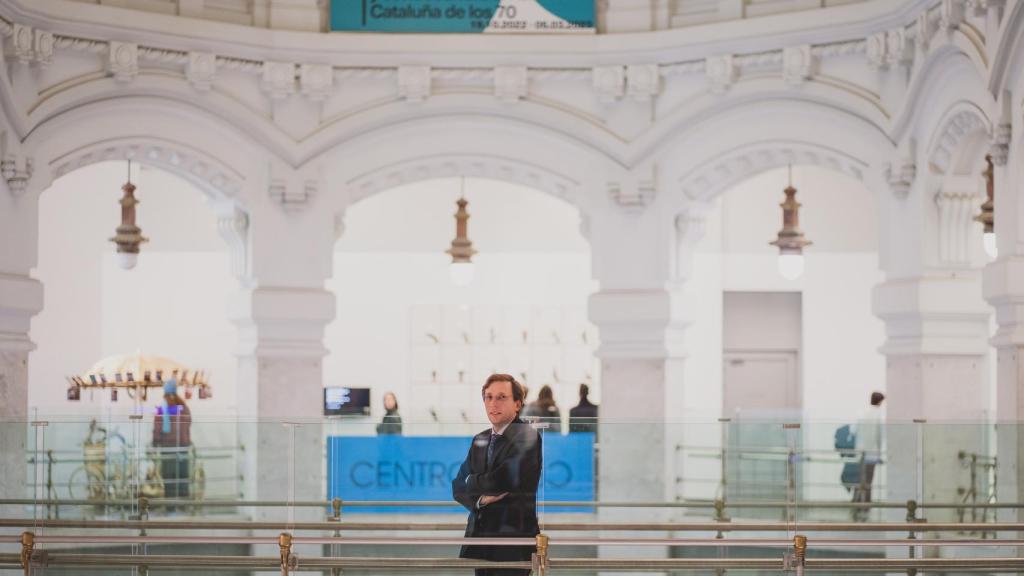 El alcalde de Madrid en el interior del Palacio de Cibeles.