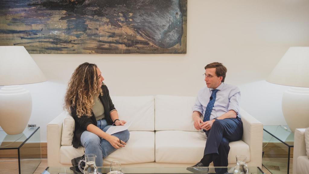 La periodista de Madrid Total, Irene P. Nova, y el alcalde de Madrid, Martínez Alméida.
